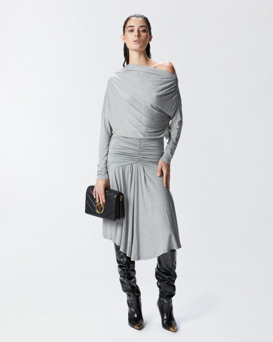 Abito midi in jersey con drappeggi e spalla scoperta grigio pioggerella