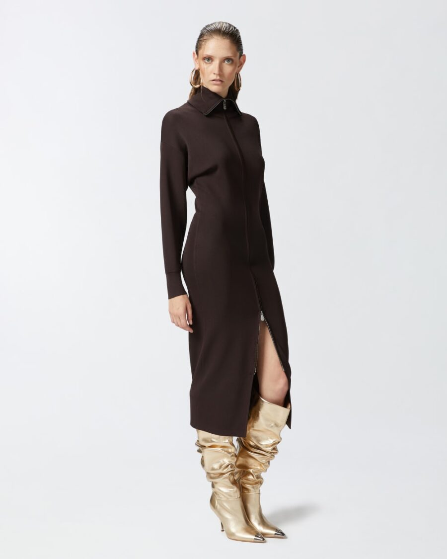 Abito midi in maglia collo alto con zip - immagine 4