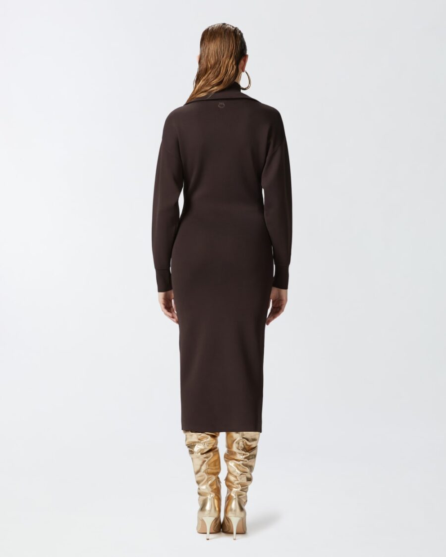 Abito midi in maglia collo alto con zip - immagine 5