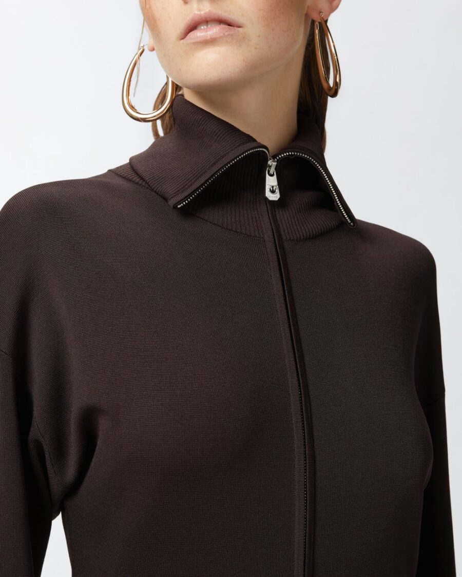 Abito midi in maglia collo alto con zip - immagine 6