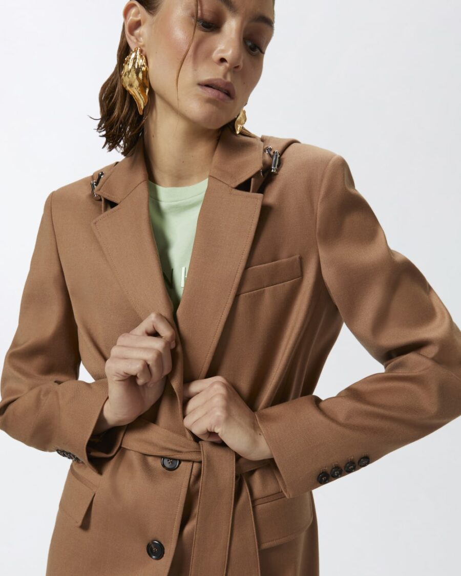 Blazer monopetto in flanella con cappuccio e cintura - immagine 5