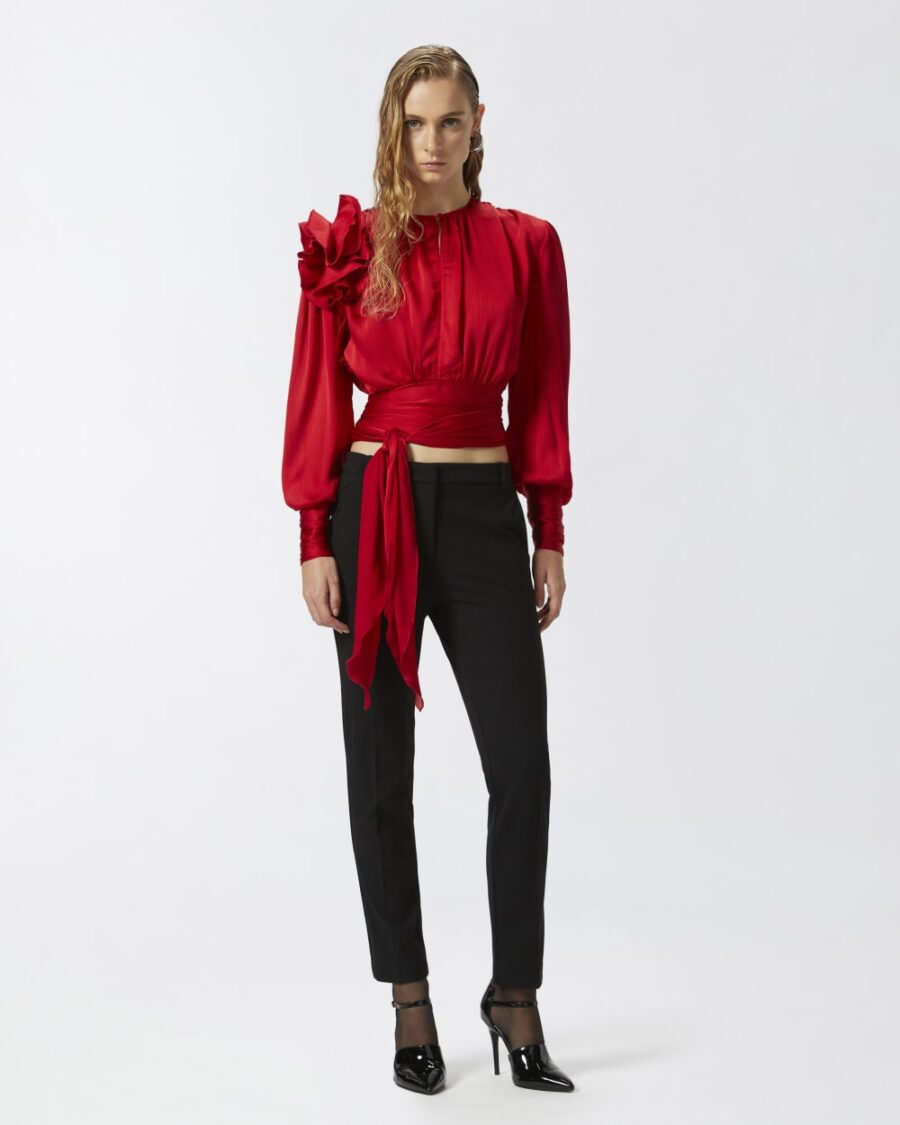 Blusa cropped in satin con applicazioni - immagine 4