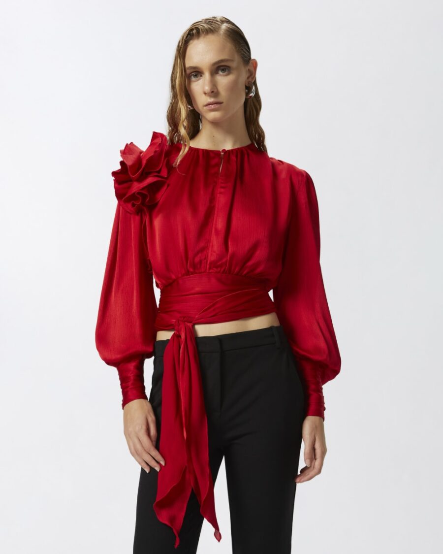 Blusa cropped in satin con applicazioni rosso salsa
