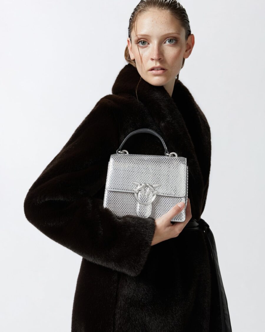 Borsa a mano piccola Mini Love Bag laminata con tracolla argento e brushed silver