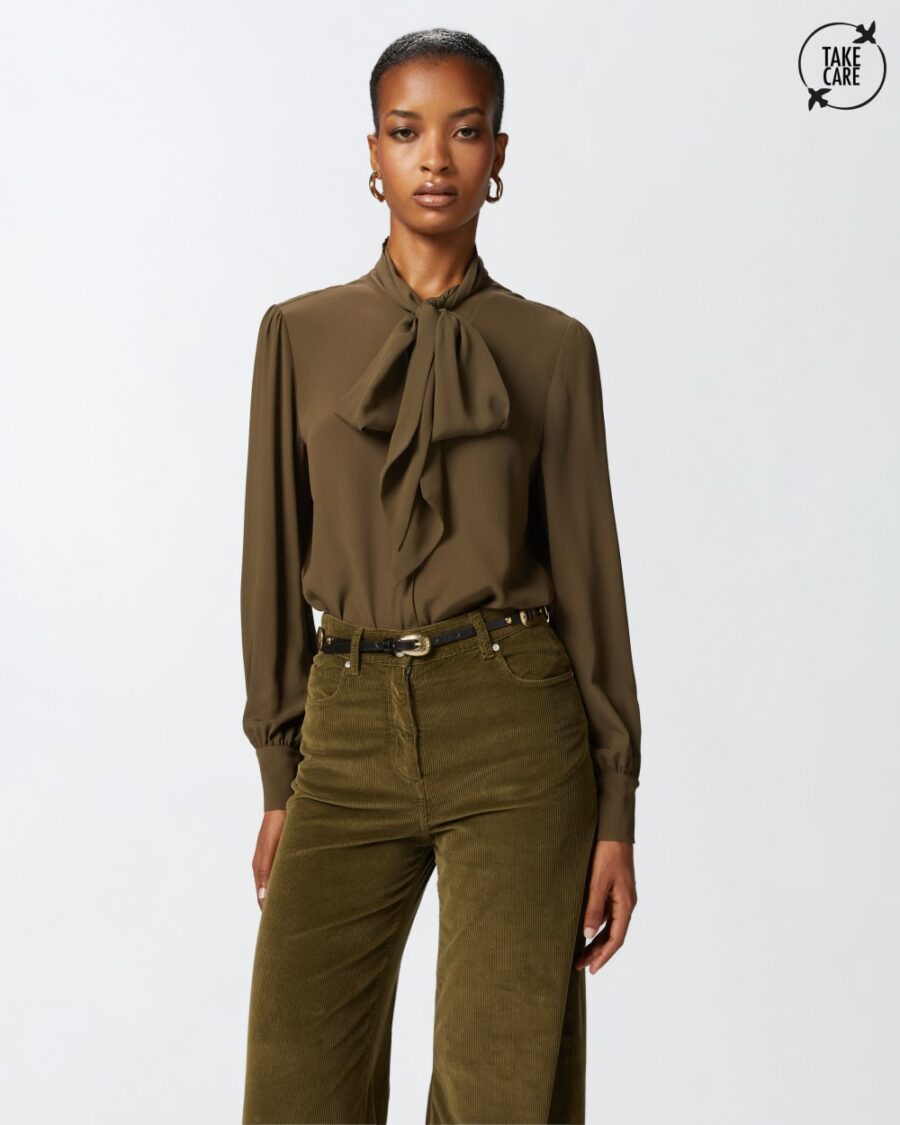 Camicia con fiocco in tessuto misto seta verde e sottobosco
