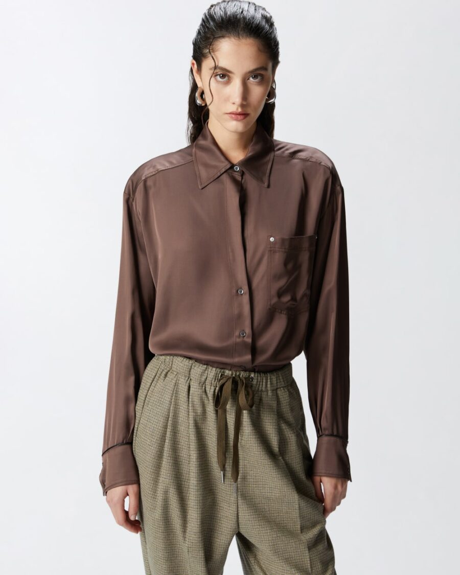 Camicia lucida con profondo scollo marrone e terra d'africa