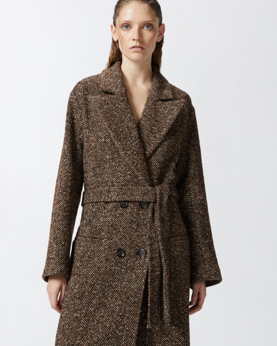 Cappotto lungo disegno resca con cintura cammello e marrone