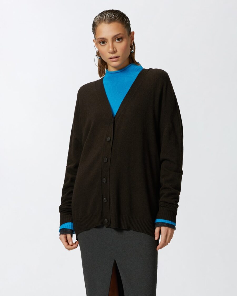 Cardigan con doppia abbottonatura in lana e cachemire marrone oltre buio