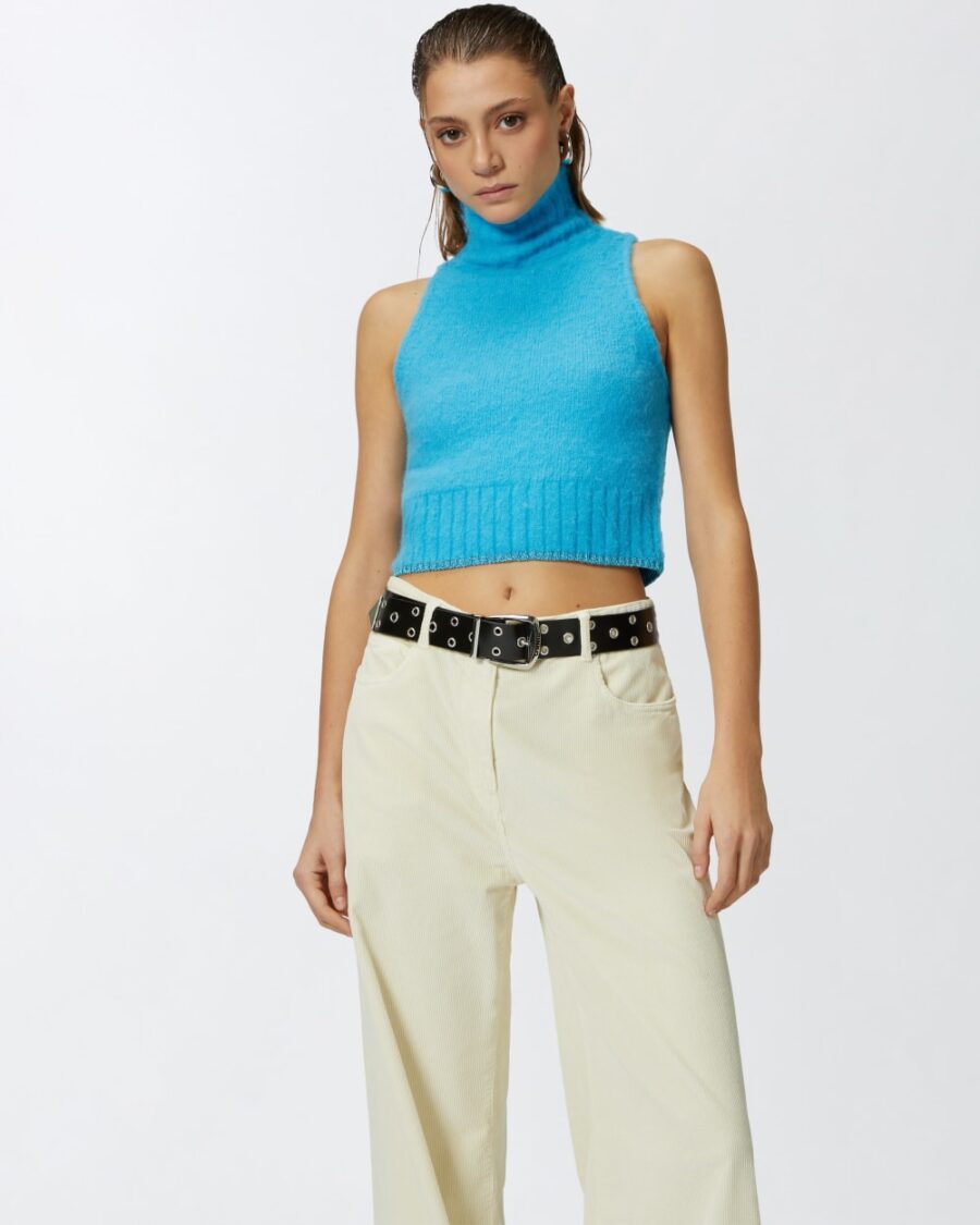 Crop top smanicato in maglia soft azzurro e acquario