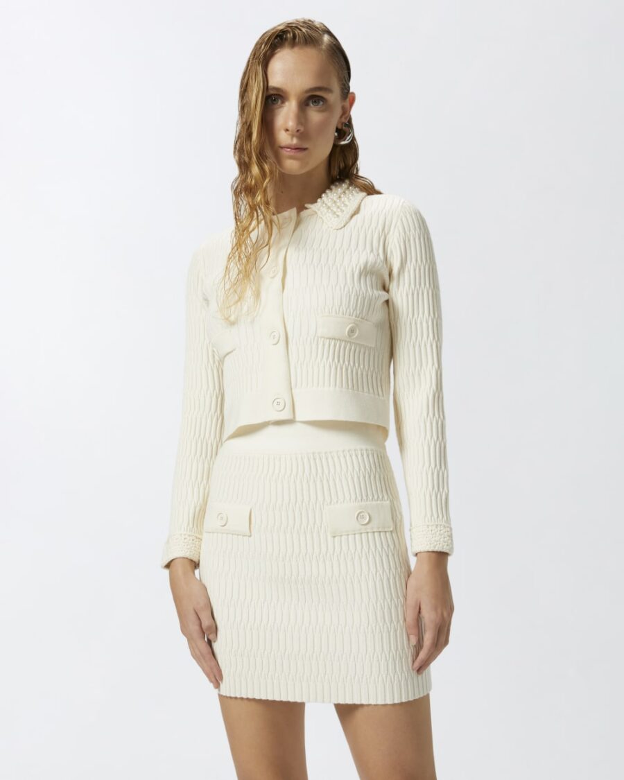 Giacca corta in maglia con colletto crochet con perle bianco meringa