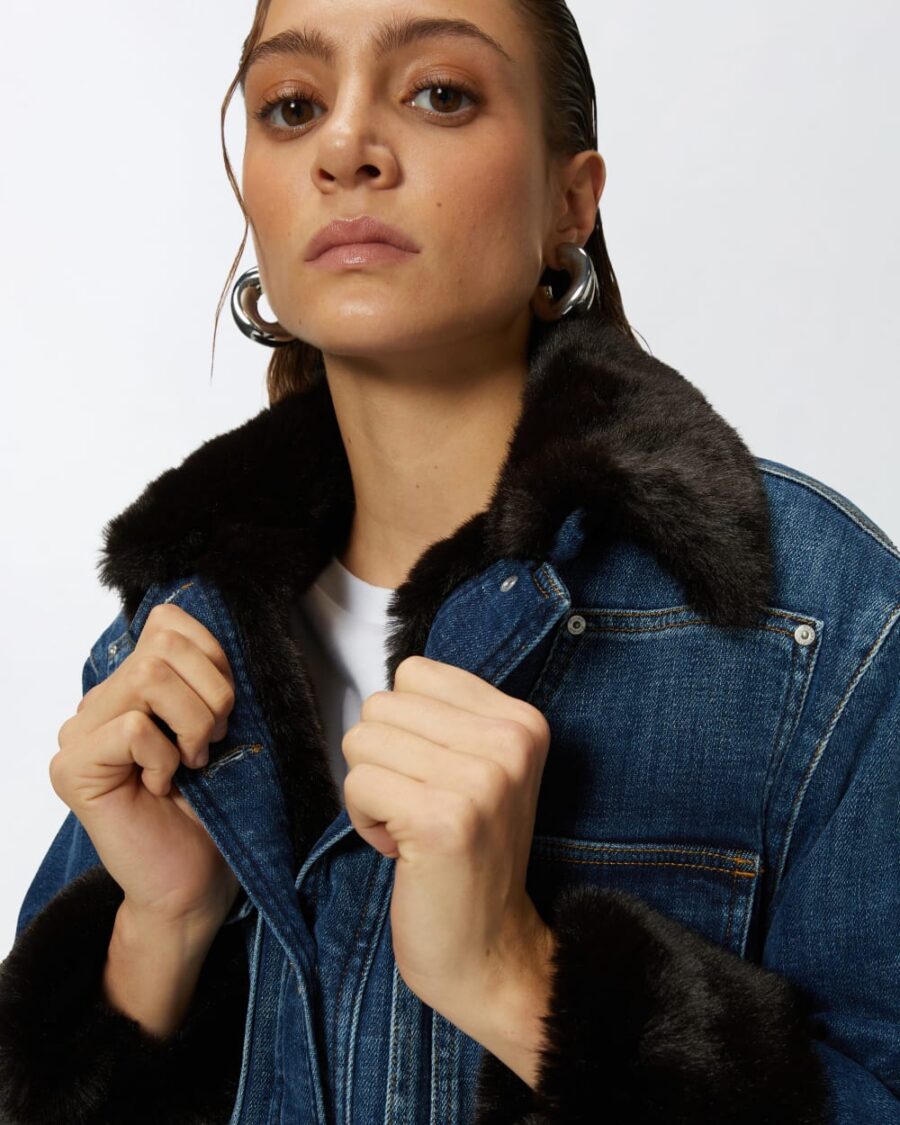Giacca overshirt in denim blu con colletto effetto pelliccia - immagine 6