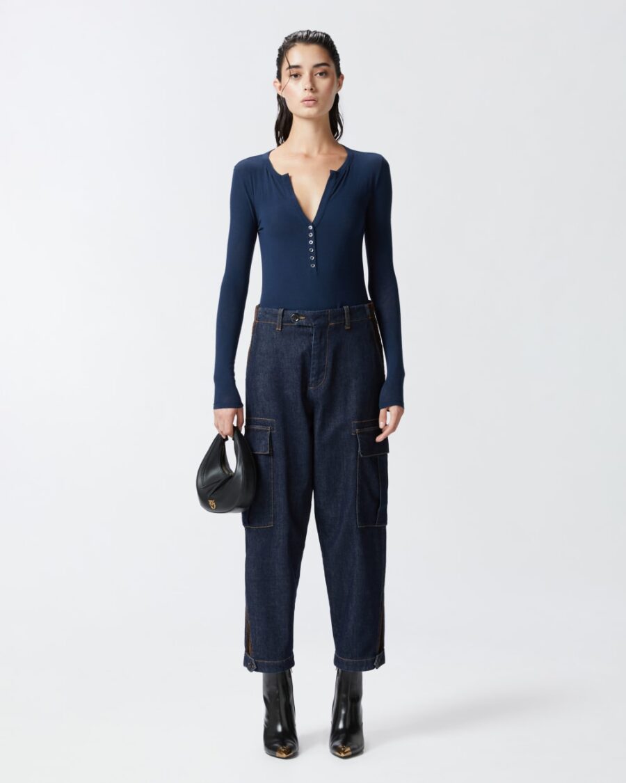 Jeans cargo blu scuro con maxi tasche lavaggio rinse blu scuro