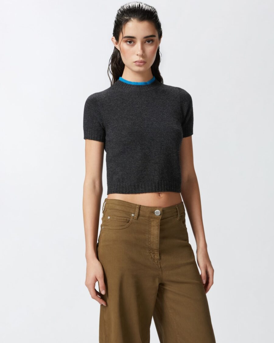 Maglia corta con profilo a contrasto grigio e turchese