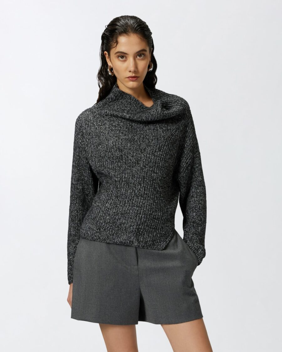Maglione asimmetrico a coste multicolor grigio e nero e bianco