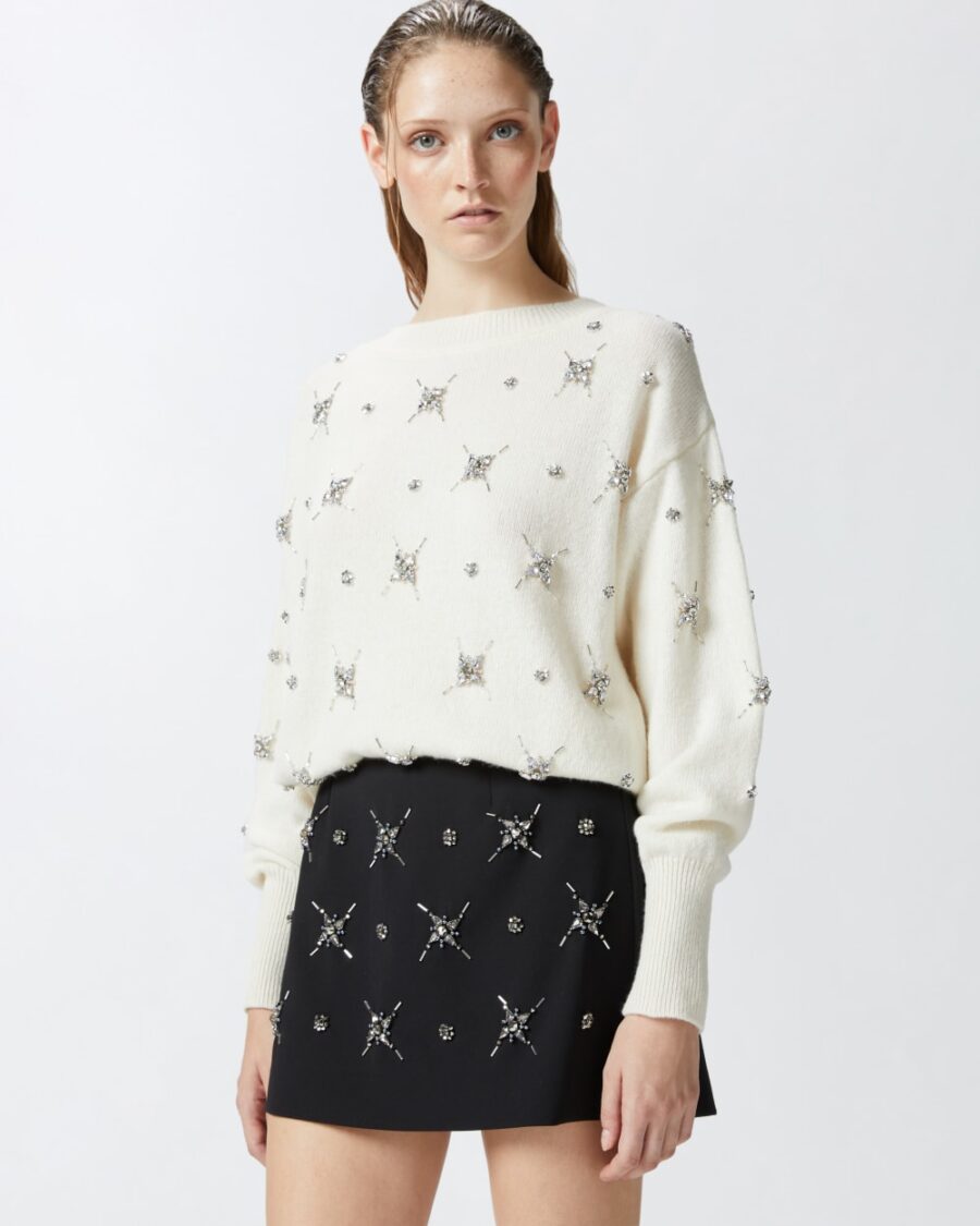Maglione elegante con ricamo gioiello strass bianco meringa
