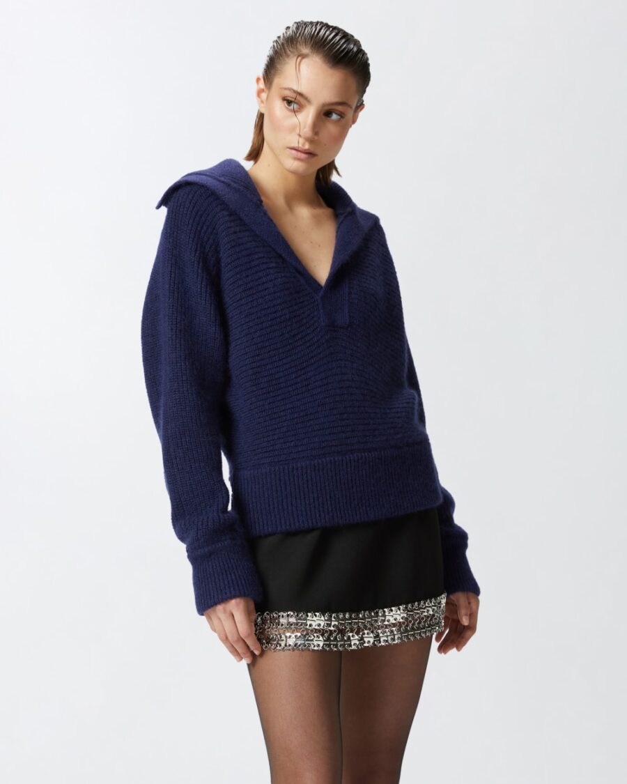 Maglione misto mohair con scollo a V blu e giacca marinara