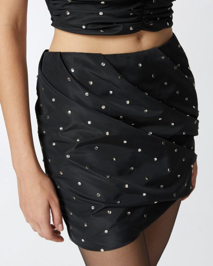 Minigonna arricciata con borchie e strass - immagine 6