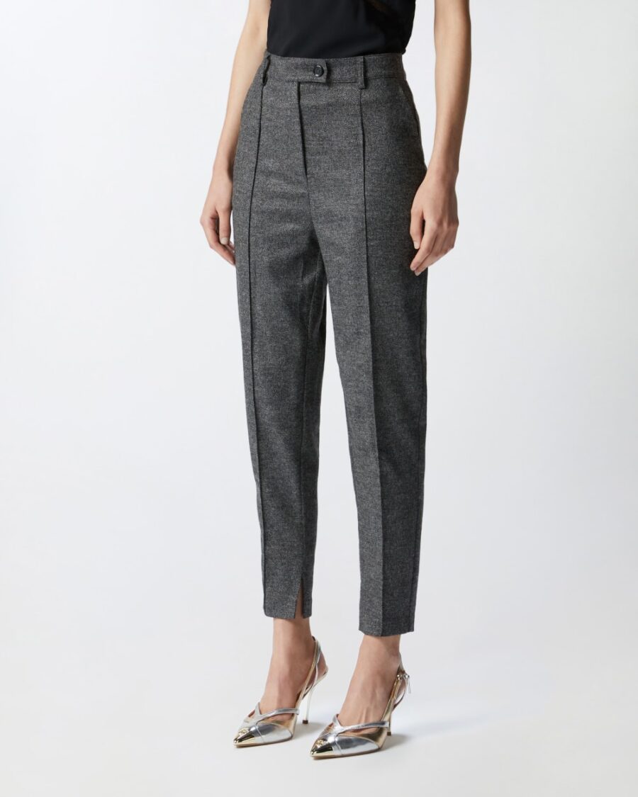 Pantaloni a sigaretta in flanella grigi con texture - immagine 4