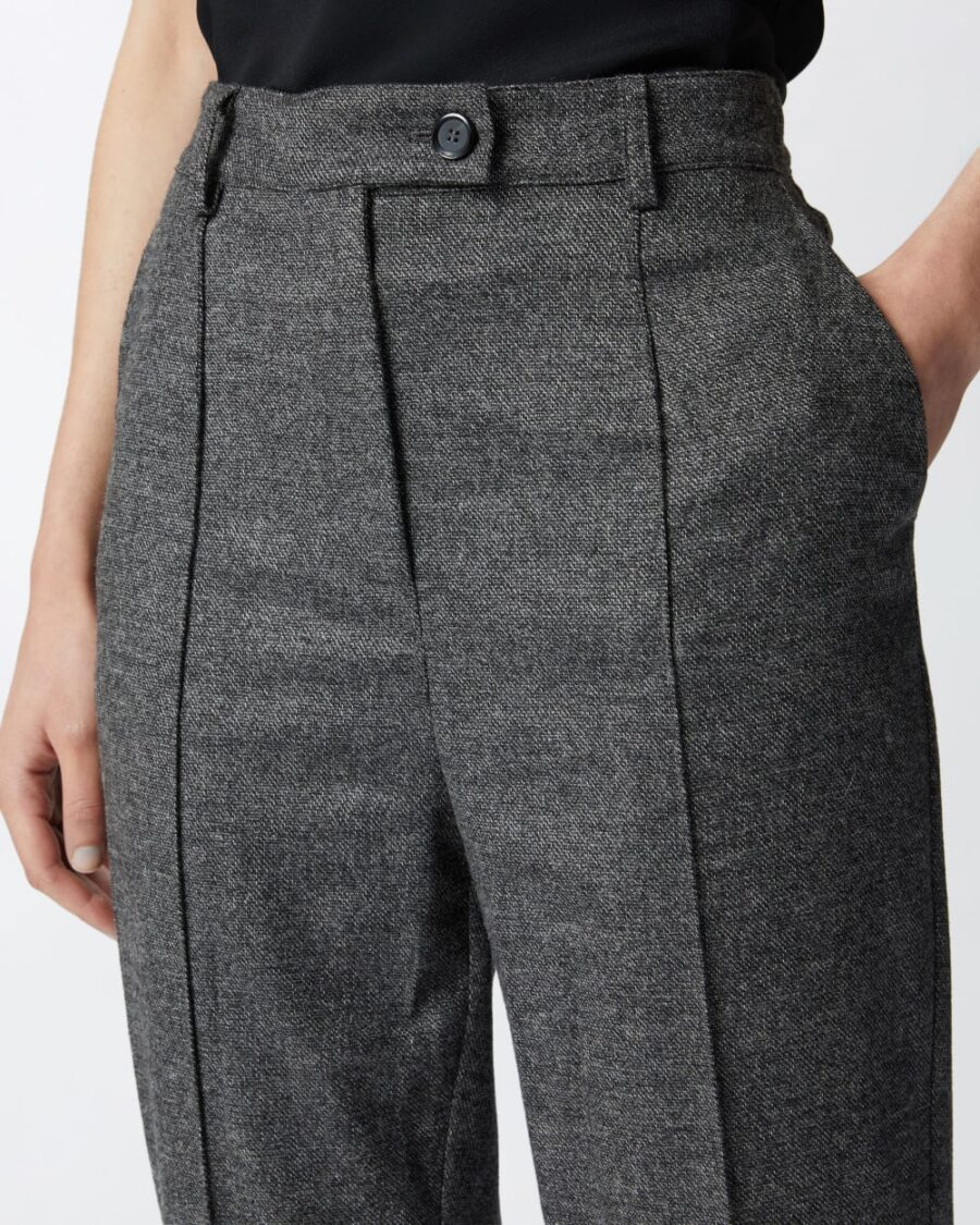 Pantaloni a sigaretta in flanella grigi con texture - immagine 5