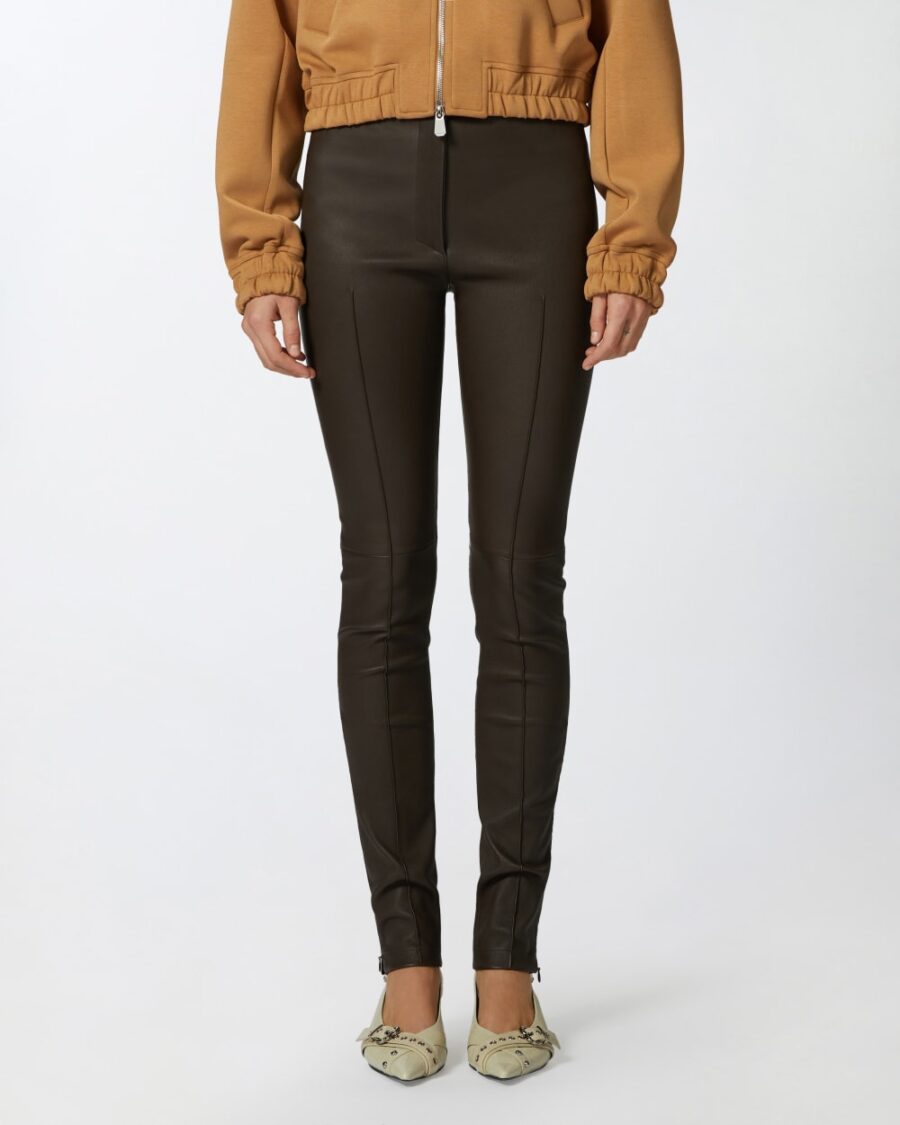 Pantaloni aderenti in nappa con zip al fondo - immagine 4