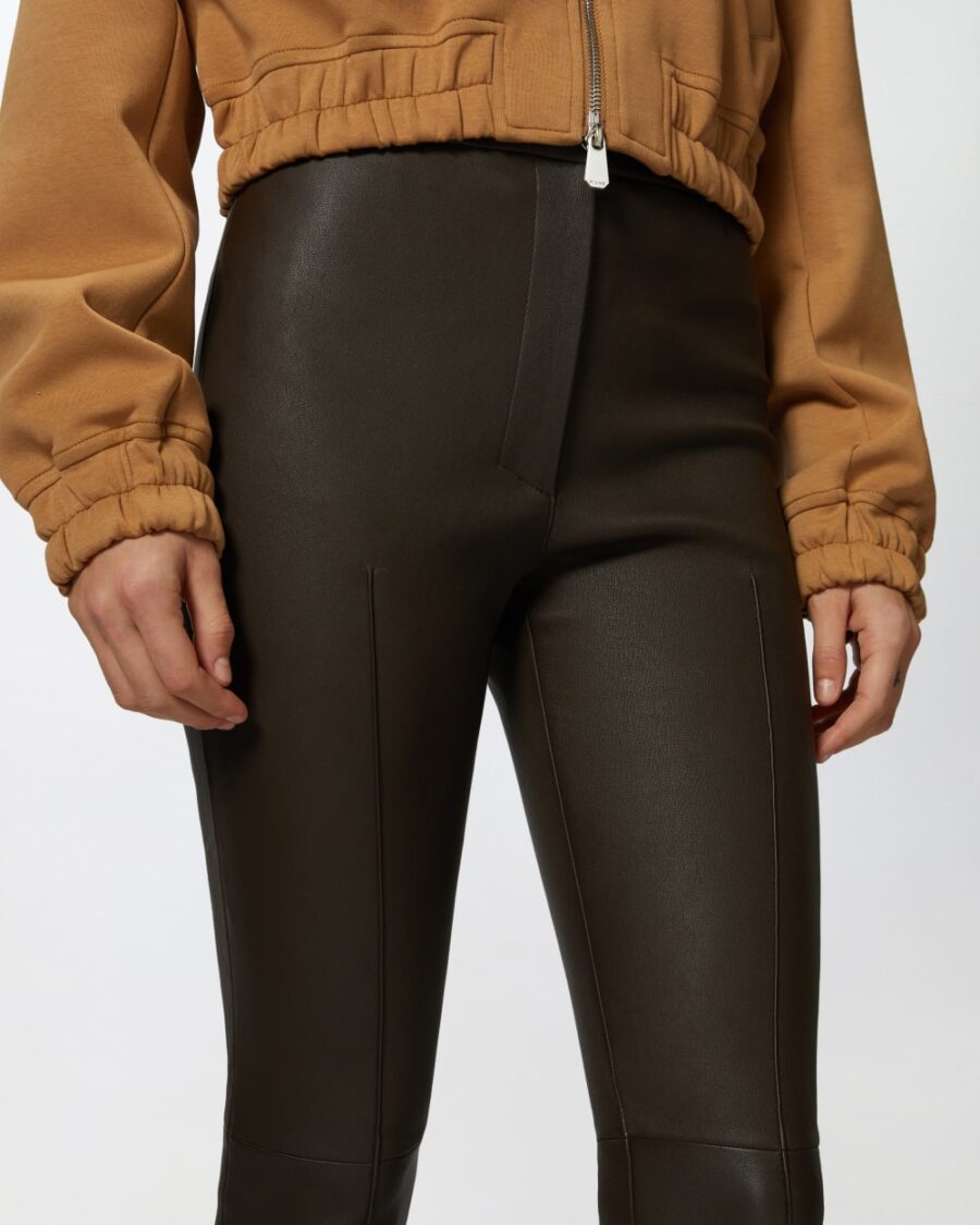 Pantaloni aderenti in nappa con zip al fondo - immagine 6