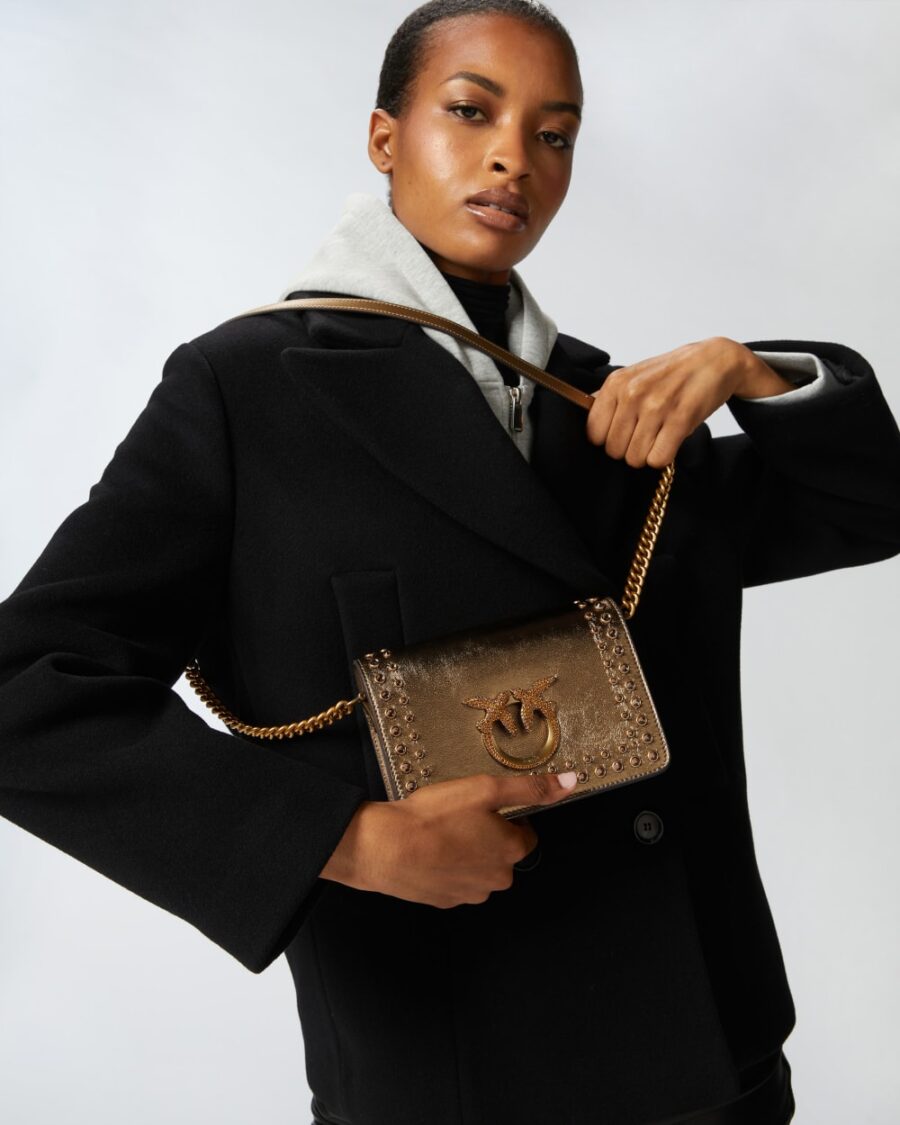Piccola borsa a tracolla laminata Love Bag con strass bronzo e bronzo