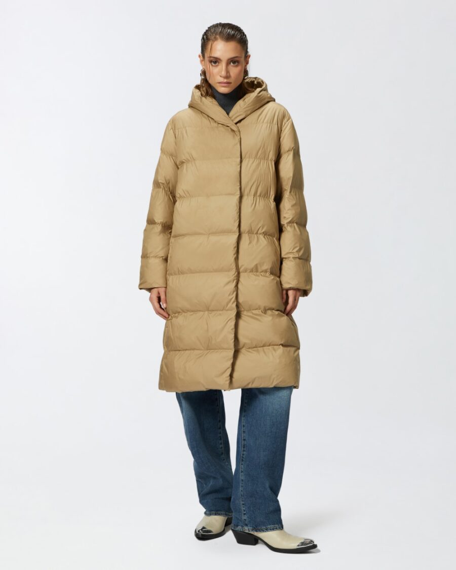 Piumino imbottito caban in tela tecnica con cintura beige e terra di toscana