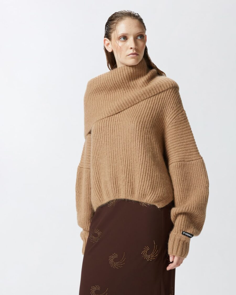 Pullover a coste con collo ampio risvoltato beige  e  asinello