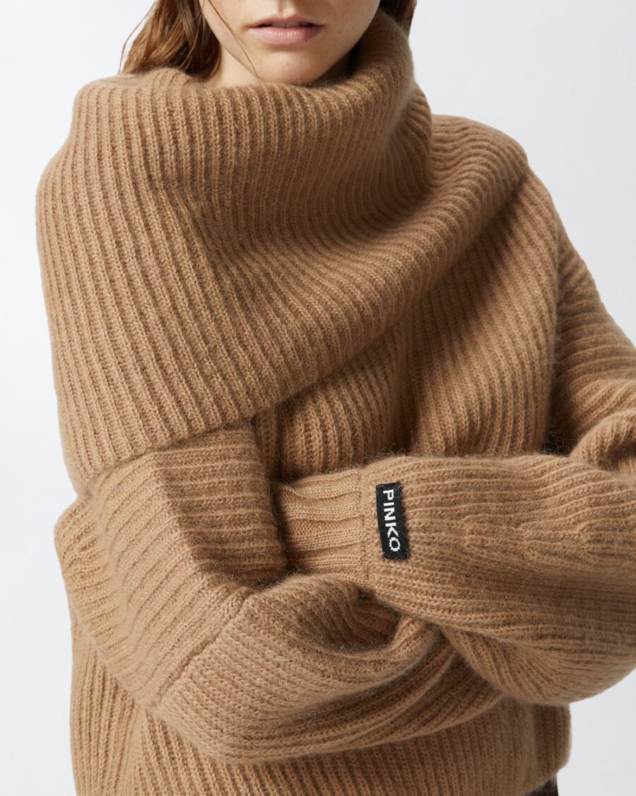 Pullover a coste con collo ampio risvoltato - immagine 6